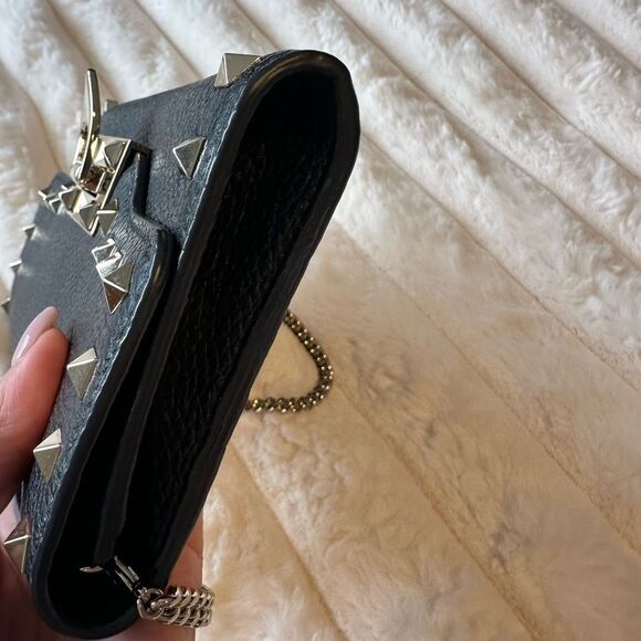 Valentino Garavani Rockstud small grainy leather handbag - Picture 6 of 15